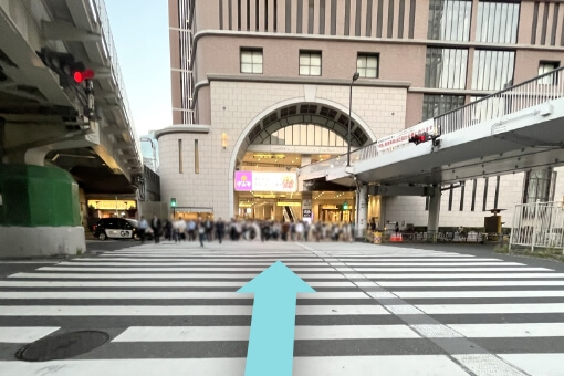 阪急百貨店へ向かう横断歩道を渡ってください。