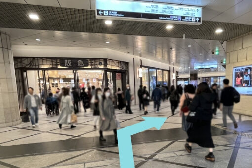 阪急百貨店入口が見えたら、突き当たりを左へ曲がってください。