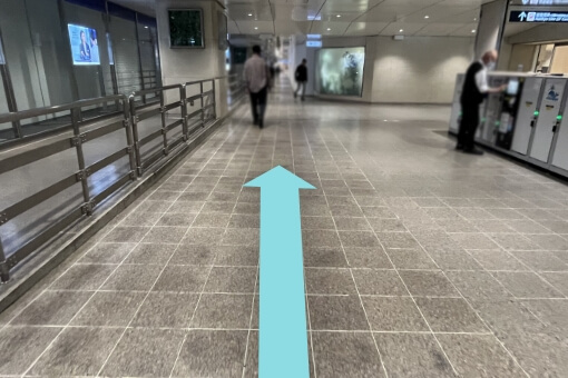 「阪急大阪梅田駅」の方向へ直進してください。